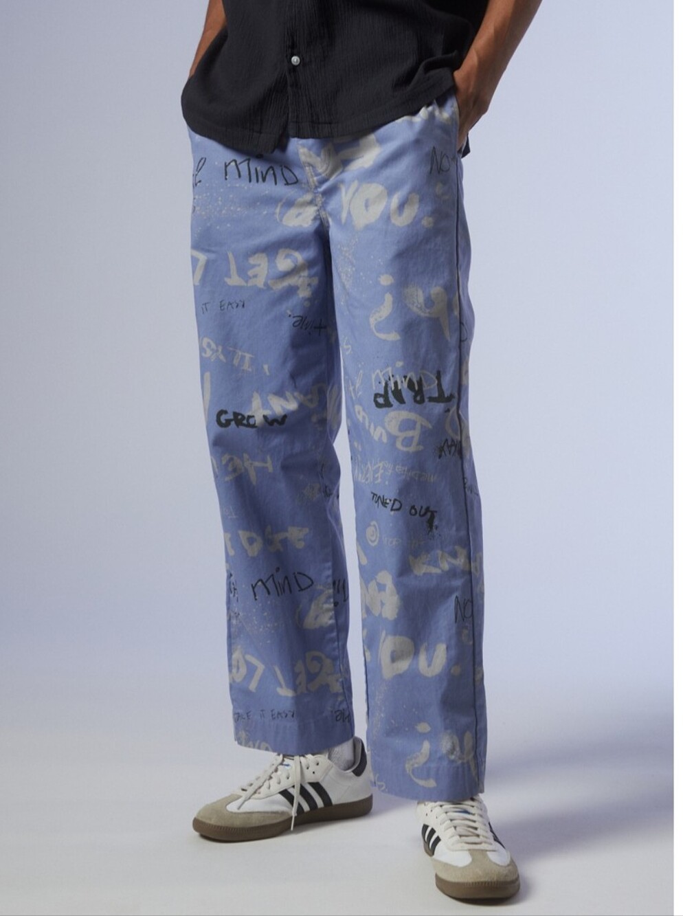 Urban Outfitters Graffiti Printed Pull-On Straight Fit Lavender Chino Pant Med